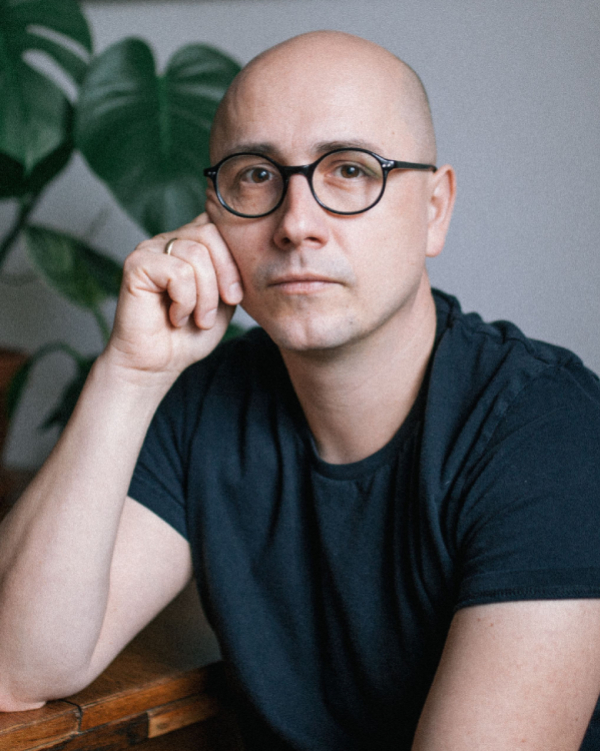 Dominik Czapigo na tle roślin